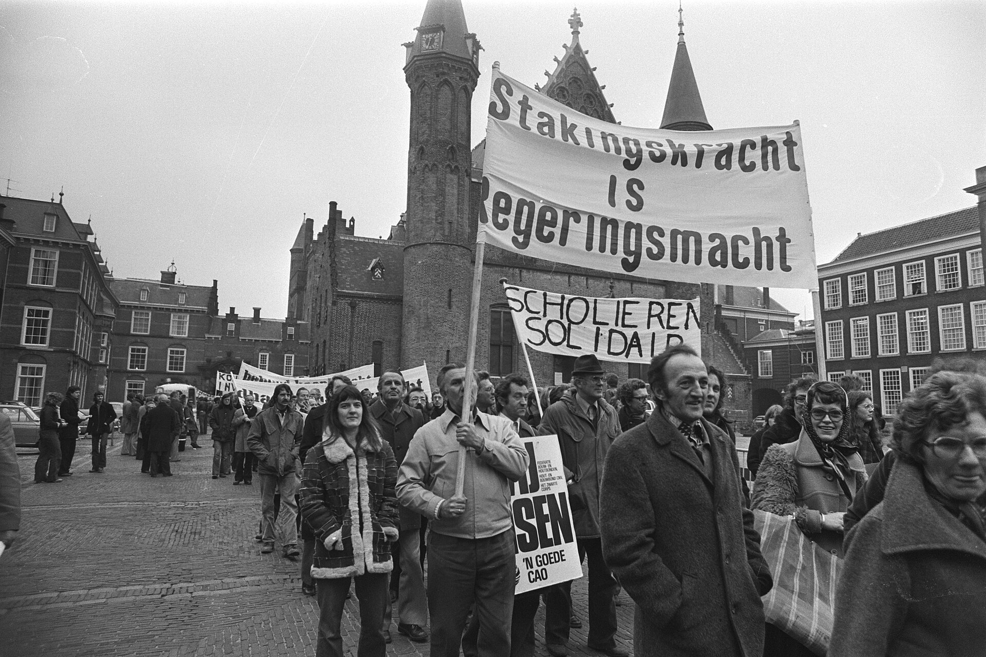 Demonstranten tijdens een staking op het Binnenhof in Den Haag.