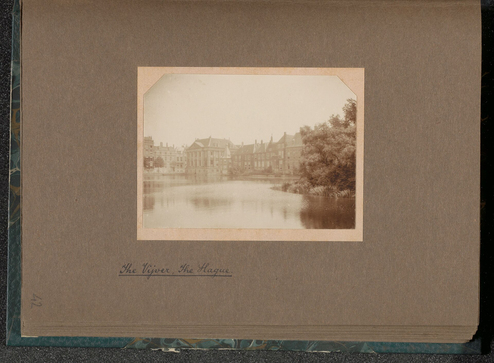 Het Binnenhof en de Hofvijver in Den Haag, gezien in 1912.