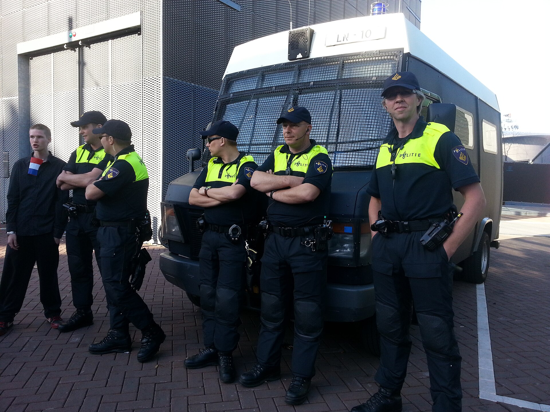 Een groep agenten van de Mobiele Eenheid in uniform, tijdens Koninginnedag 2013 in Amsterdam.