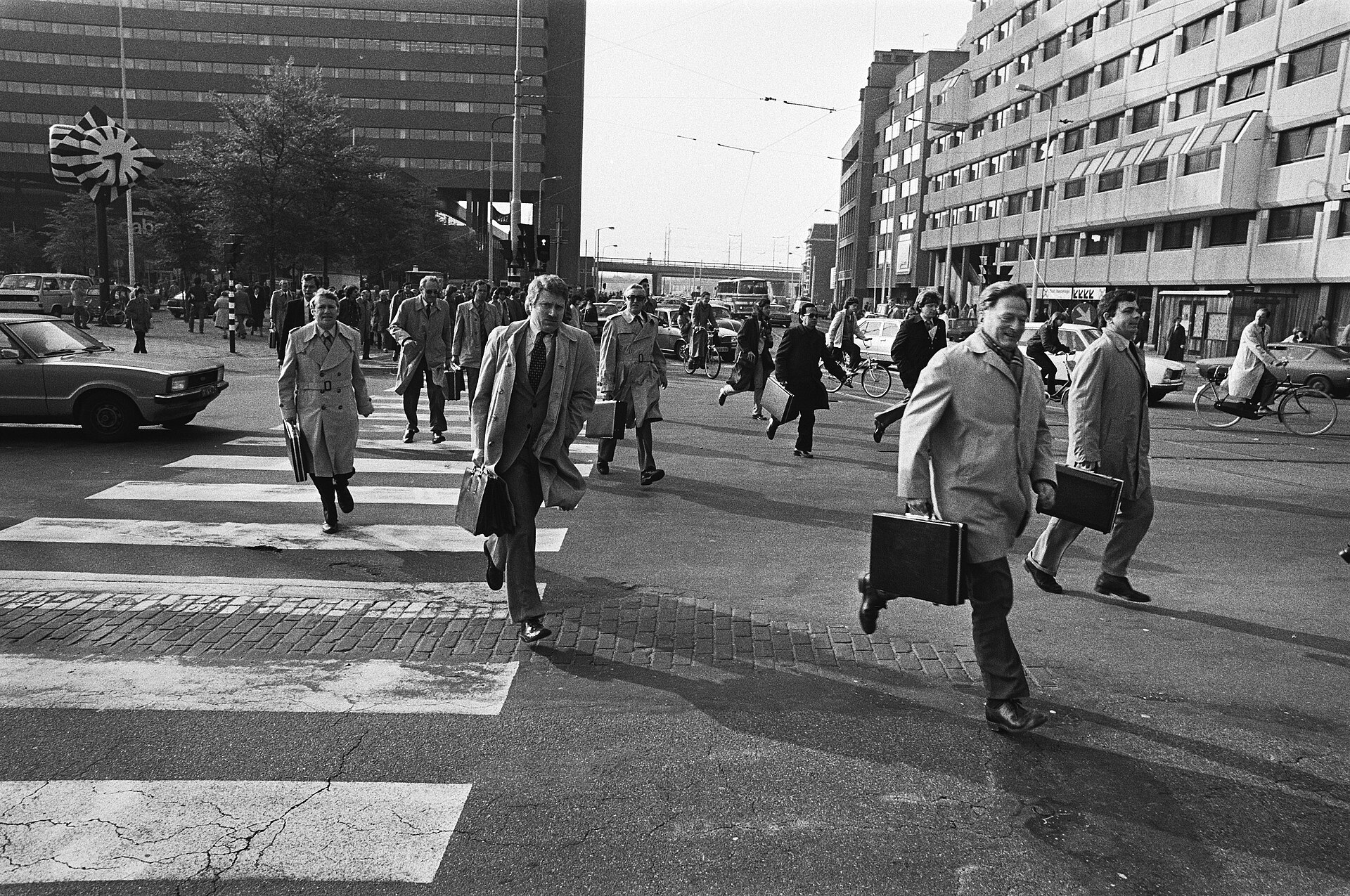 Mensen haasten zich over het stationsplein van Den Haag Centraal.