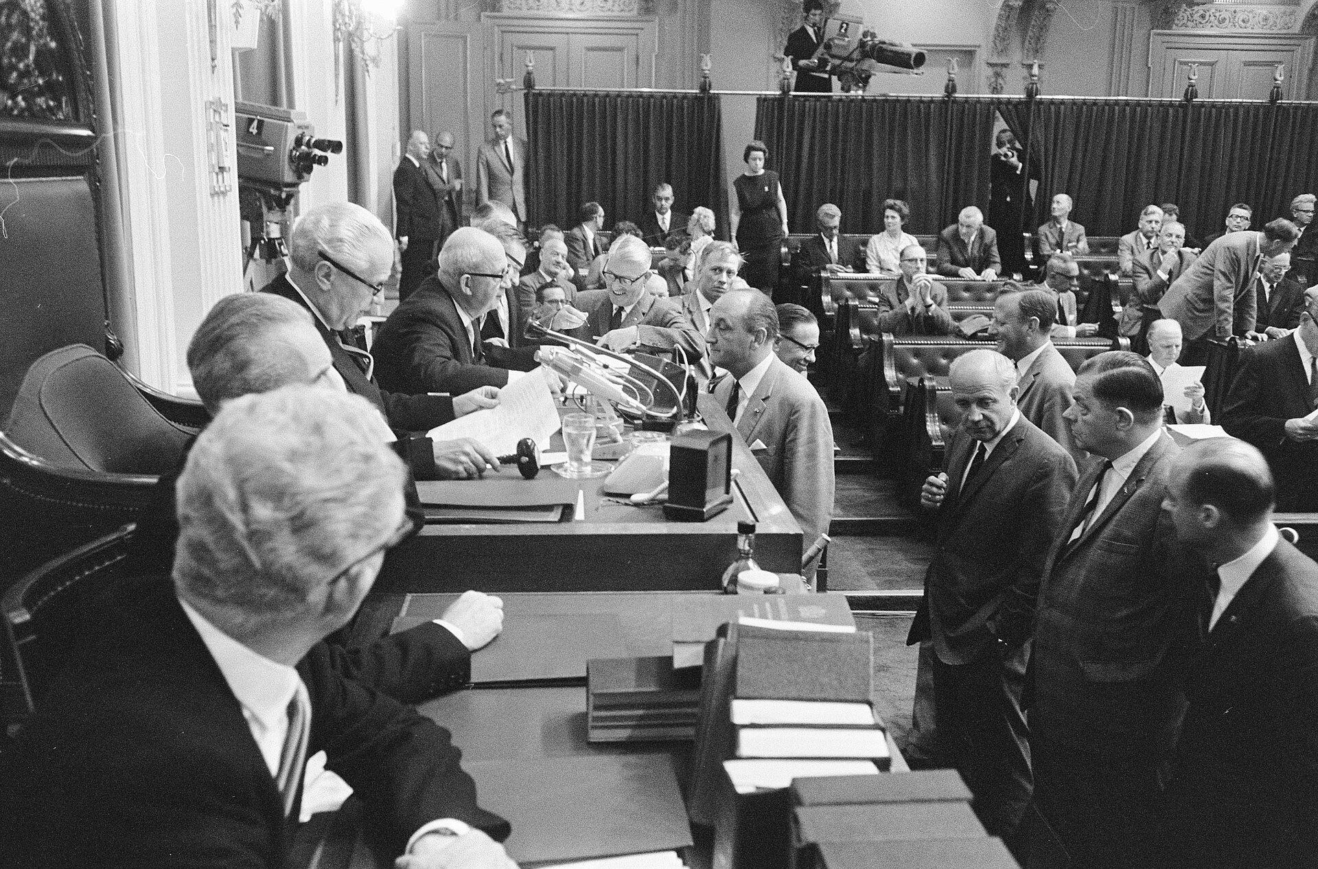 Overzicht van de vergaderzaal van de Tweede Kamer.