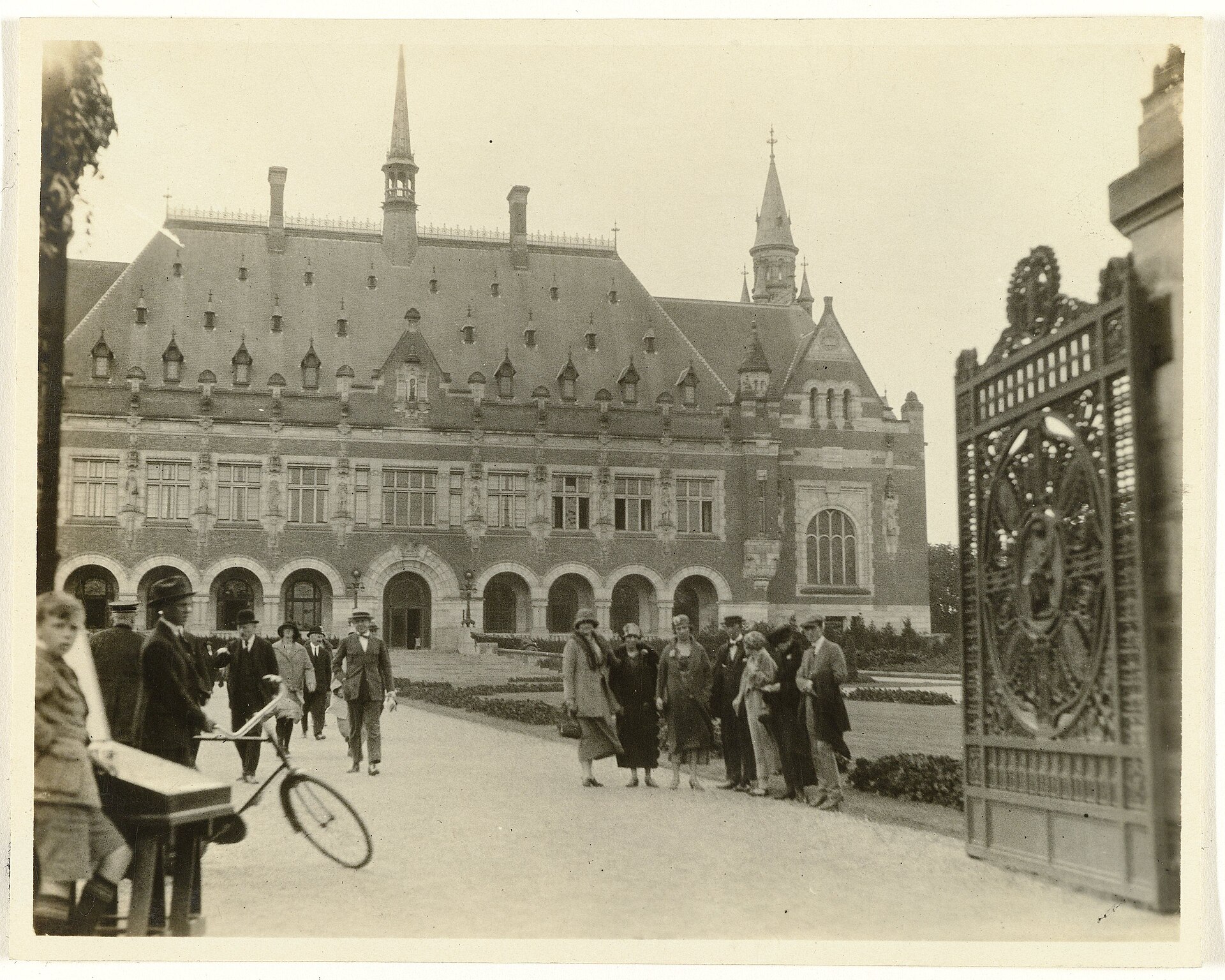 Het Vredespaleis in Den Haag, gefotografeerd in 1921.